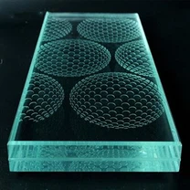 Пол из закаленного ламинированного стекла