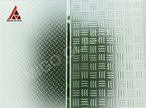 Противоскользящие стеклянные ступени лестницы